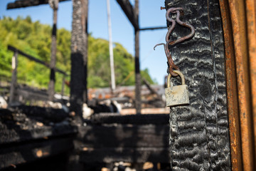 Fototapeta na wymiar 火事で焼けた柱と錠前