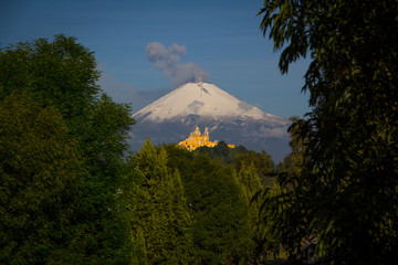 La iglesia de Nuestra Señora de los Remedios y el volcán Popocatépetl