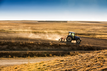 Obraz premium A farmer in tractor on arid land.Traditional farming practices in Turkey