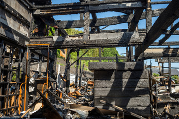 火事で焼けた柱と梁とタンス © varts