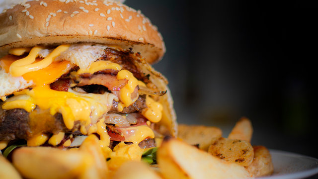 Hamburguesa Doble con cheddar y tocineta 