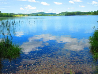Obraz na płótnie Canvas Un lac avec le reflet des nuages