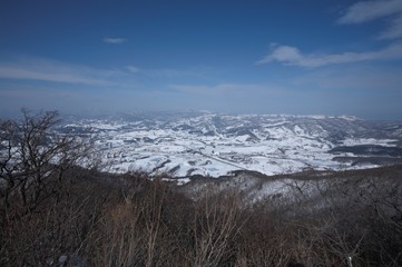 겨울산 위에서 보는 자연 경관