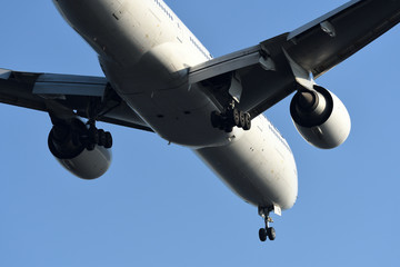 着陸進入する旅客機