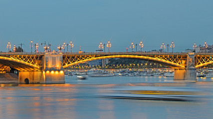 Margaret Bridge, Budapest - obrazy, fototapety, plakaty
