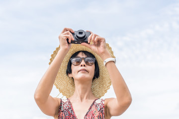 woman with hat take a pictures