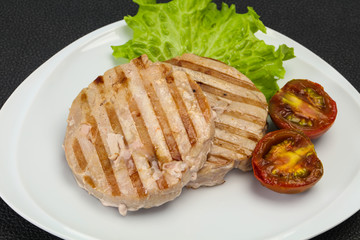 Grilled tuna steak with kumato