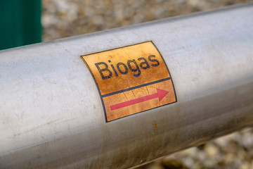 Schild Biogas auf Rohr