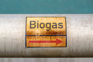 Richtungs-Schild Biogas auf Rohr