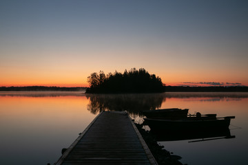 malerischer Steg am Stora Hensjön See in Schweden