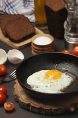 Fried egg with tomatoes and bread