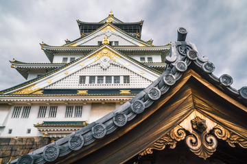Obraz premium Beautiful traditional architectural details at Osaka Castle in Japan.