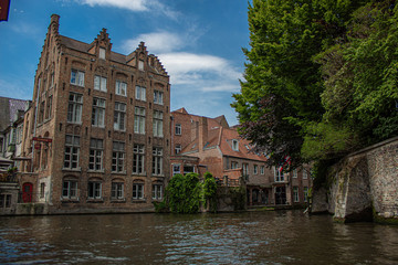 Fototapeta na wymiar Casa medievale in Belgio sul canale