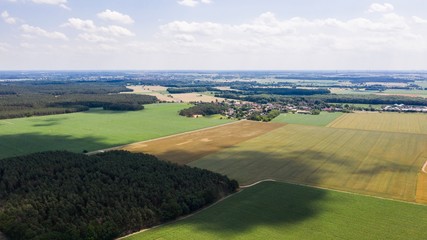 Landschaftspanorama mit Ackerbauflächen und Wald