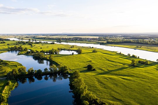 Flusslandschaft an der Elbe