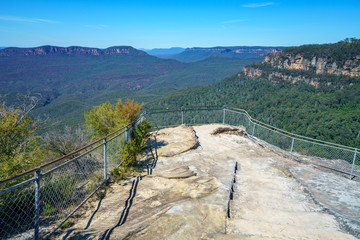 Fototapeta na wymiar hiking to olympian rock lookout, blue mountains, australia 1