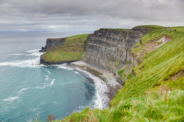 Obraz premium View over cliff line of the Cliffs of Moher in Ireland