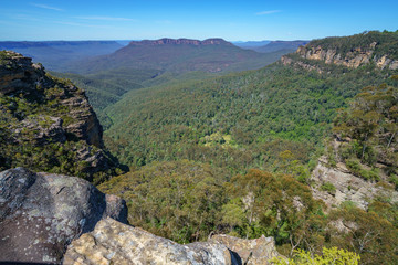 Fototapeta na wymiar hiking the prince henry cliff walk, blue mountains, australia 30