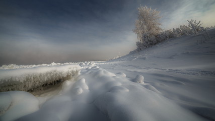 clinking ice in the fog