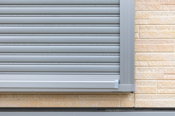 雨で濡れた窓のシャッター