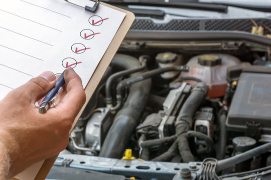 Pr&uuml;fung des technischen Zustandes eines Autos mit Hilfe einer abgehakten Checkliste