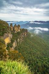 Fototapeta na wymiar three sisters from echo point in the blue mountains national park, australia