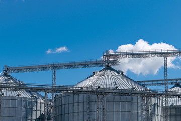 Obraz premium Grain elevator silos