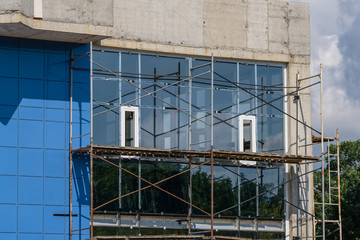 A new residential building on monolithic frame technology in the area with the existing infrastructure. Facade of ceramic tiles and glass.