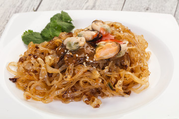 Wok noodle with mussels