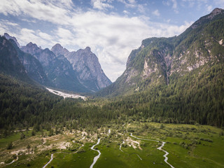 vista aerea del lago di dobbiaco sulle dolomiti