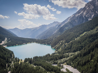 vista aerea del lago di Anterselva sulle dolomiti