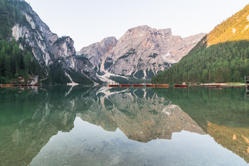 barche di legno sul lago di Braies