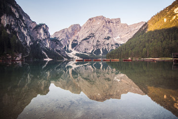 barche di legno sul lago di Braies