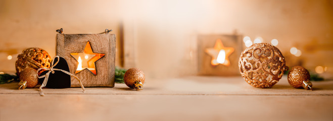 Weihnachten - Weihnachtlicher Banner mit goldenen, glitzernden Kugeln, Kerzenlicht und Holz