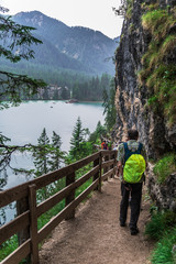 Fototapeta na wymiar sentiero lago di braies con turista
