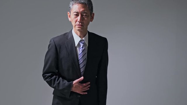 腹痛の中高年男性