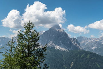 vista panoramiche delle dolomiti nei pressi di san candido