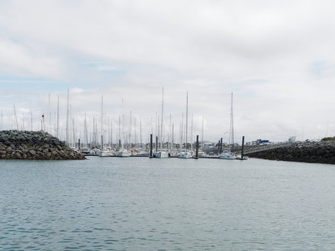 La Rochelle en Charente-Maritime. Entr&eacute;e du port de Plaisance les Minimes