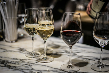 おしゃれなワイングラスのイメージ