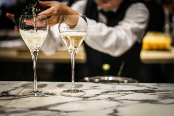 おしゃれなワイングラスのイメージ