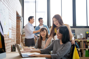 Obraz premium Group of Asian business people team meeting in modern office working design planning and ideas concept