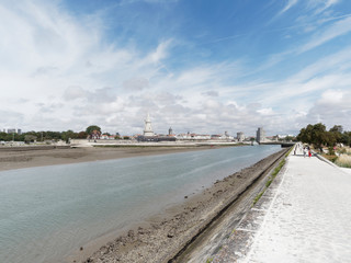 Fototapeta na wymiar La Rochelle en Charente-Maritime. Vue l'entrée du Vieux-Port depuis l'allée des Tamaris