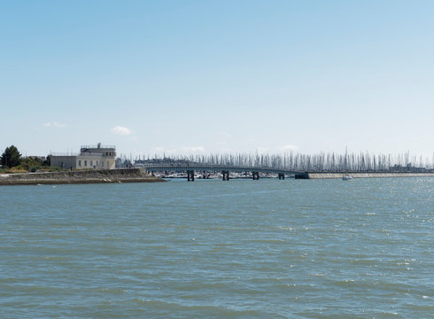 La Rochelle en Charente-Maritime. Vue sur la digue du nouveau monde, passerelle Nelson Mandela, les Minimes