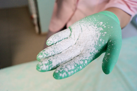 Master shugaring apply talcum powder on hand before the procedure