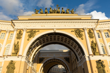 Fototapeta na wymiar arch of the general staff on palace square