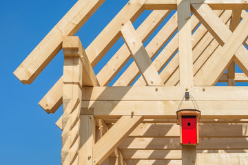 Bauen ein Bauwerk mit Bauholz auf dem Bau