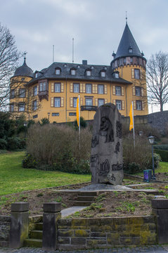 Gedenkstein der Mayener Steinmetzkunst mit Genovevaburg in Mayen.en