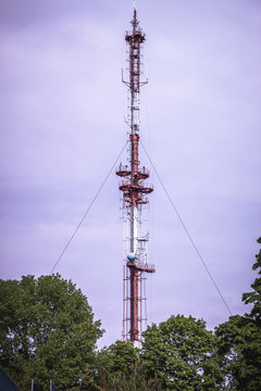 Tall tv antene in the sky