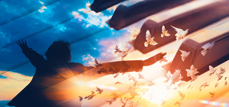 Fondo del concepto de m&uacute;sica cristiana evang&eacute;lica. Dise&ntilde;o musical con piano y paisaje de puesta de sol con palomas blancas.Espiritualidad y biblia