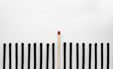 Corona Virus und burnout - ausgebranntes Streichholz symbolisch für Krankheit & Infektionen